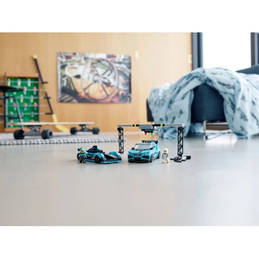 LEGO Formula E Panasonic Jaguar Racing GEN2 car & Jaguar I - ليجو - Image 2