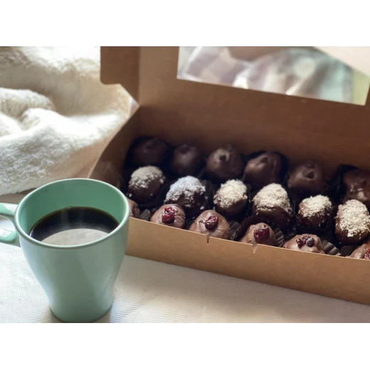 تمر دريم محشو بالفول السوداني اللذيذ وزبدة اللوز ، 1 كجم - تمور الحلم - Image 6