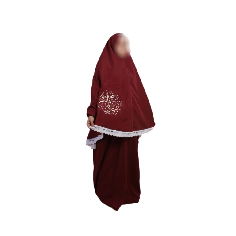 طقم صلاة نسائي بالكامل ، قطعتين ،باللون الخمري الغامق مع دانتيل أبيض منقوش بكتابة صلاتي حياتي