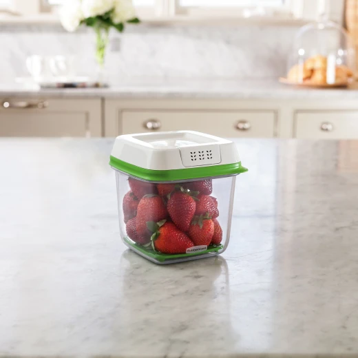 Rubbermaid Clear Square Food Storage Container With Lid,  1.5 L (1 pack) - Rubbermaid - Image 2