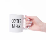 كوب قهوة, بتصميم كلمة كوفي بريك, باللون الأبيض من دمية - دمية