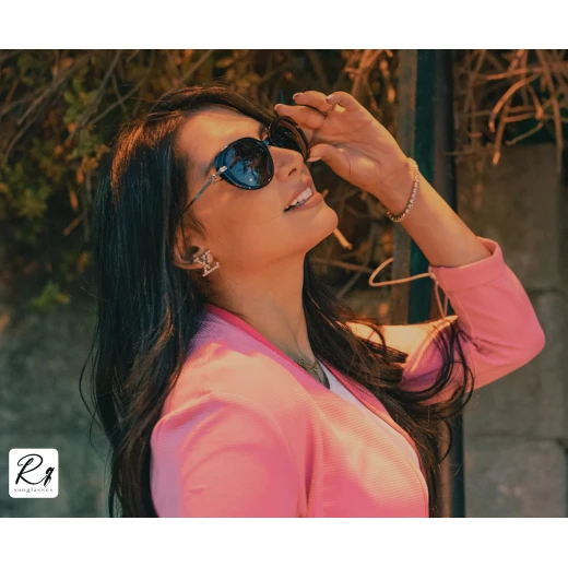 نظارات شمسية للنساء, موديل كونتيس, باللون الأسود والذهبي من ار كيو - ار كيو - Image 2