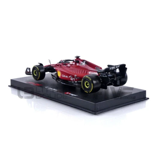 مجسم سيارة فيراري F1 75 2022 من بيوراجو مع خوذة حمراء مقياس 1:43 نموذج قابل للجمع لعشاق ومحبي فيراري - بوراغو - Image 3