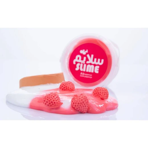 ثلاث طبقات سلايم مثل تشيز كيك مع الفراولة تعلوها طبقات من ييبي ثلاث طبقات سلايم مثل تشيز كيك مع الفراولة تعلوها طبقات من ييبي