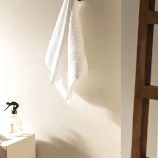 منشفة وجه كلاريت ابيض من مدام كوكو منشفة وجه كلاريت ابيض من مدام كوكو