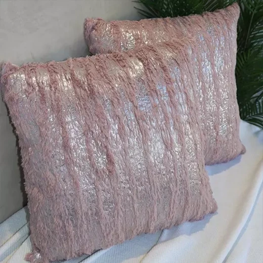 غطاء وسادة هارلو الفضي الفرو, باللون الزهري, 45*45 سم من نوفا هوم - نوفا هوم - Image 3