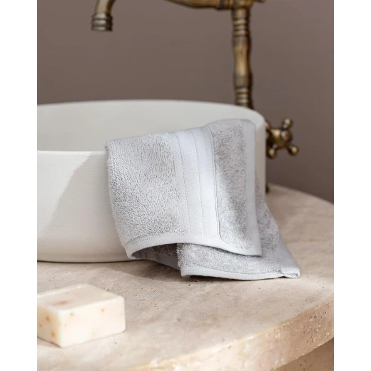 منشفة اليد من مدام كوكو (TENCEL™) - رمادي فاتح - 30x45 سم منشفة اليد من مدام كوكو (TENCEL™) - رمادي فاتح - 30x45 سم