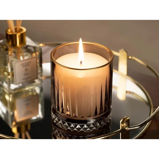 شمعة معطرة فاخرة من إنجلش هوم بأبعاد 9x9x10 سم برائحة السكر البني شمعة معطرة فاخرة من إنجلش هوم بأبعاد 9x9x10 سم برائحة السكر البني