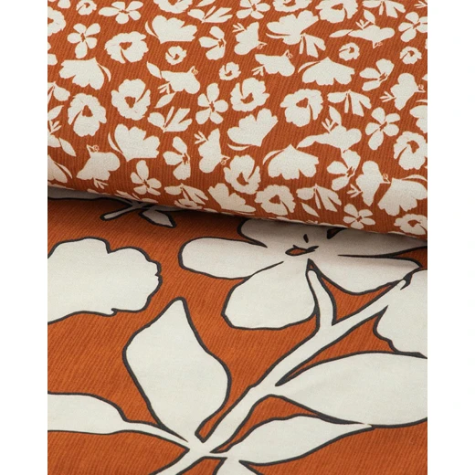 طقم غطاء لحاف مقاس كبير من القطن الناعم بطبعة ديجيتال بتصميم تيراكوتا "Grandiflora" من إنجلش هوم. - انجلش هوم - Image 4