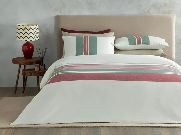 الطقم الشتوي لغطاء السرير سوبر كينج من إنجليش هوم Cosy Stripe بأبعاد 260x220 سم باللونين الأحمر والأخضر - انجلش هوم