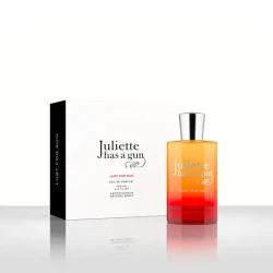 جولييت هاز أ غن جولييت أو دي بارفان: عطر منعش للنساء بحجم 50 مل، يتميز بمكونات عليا من جوز الهند والفريزيا والبرغموت، وقلب زهري استوائي، ورائحة تدوم طويلاً