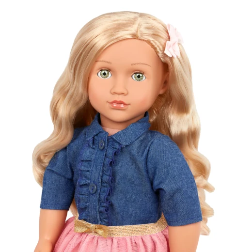 دمية إيميلي بطول 46 سم مع بلوزة من قماش الدنيم وتنورة وردية  من أور جنريشن - أور جيناريشن - Image 2