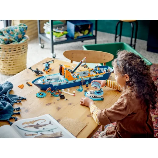 LEGO City قارب استكشاف الغوص 60377 - لعبة بناء بحرية، تحتوي على بيئة مرجانية، غواصة صغيرة، 3 شخصيات صغيرة، ومجسمات راي مانتا، سمكة قرش، سرطان، سمكتين، و2 سلحفاة - ليجو - Image 12