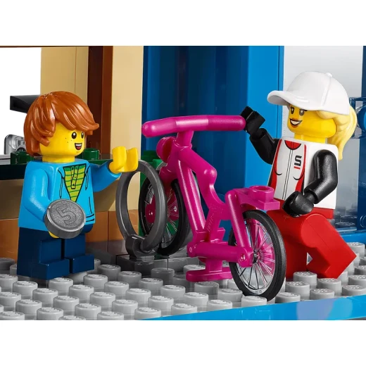 LEGO City شارع التسوق 60306 مجموعة بناء؛ لعبة بناء رائعة للأطفال، جديدة لعام 2021 (533 قطعة) - ليجو - Image 2