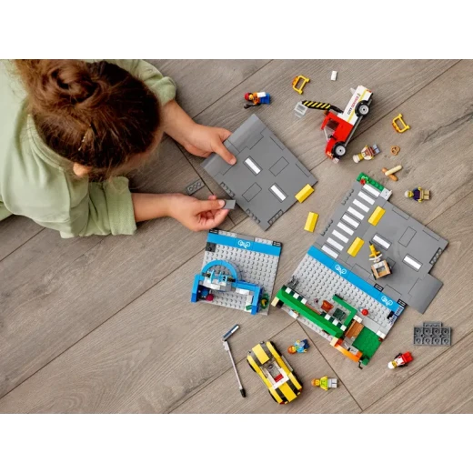 LEGO City شارع التسوق 60306 مجموعة بناء؛ لعبة بناء رائعة للأطفال، جديدة لعام 2021 (533 قطعة) - ليجو - Image 7