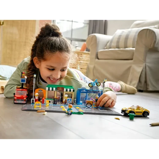 LEGO City شارع التسوق 60306 مجموعة بناء؛ لعبة بناء رائعة للأطفال، جديدة لعام 2021 (533 قطعة) - ليجو - Image 8