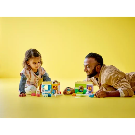 مجموعة ليغو DUPLO مدينة الحياة في مركز الرعاية النهارية 10992، مجموعة ألعاب بناء STEM لمرحلة الطفولة المبكرة للأطفال الصغار، للبنين والبنات التي تحفز الإبداع والتعلم العملي - ليجو - Image 3