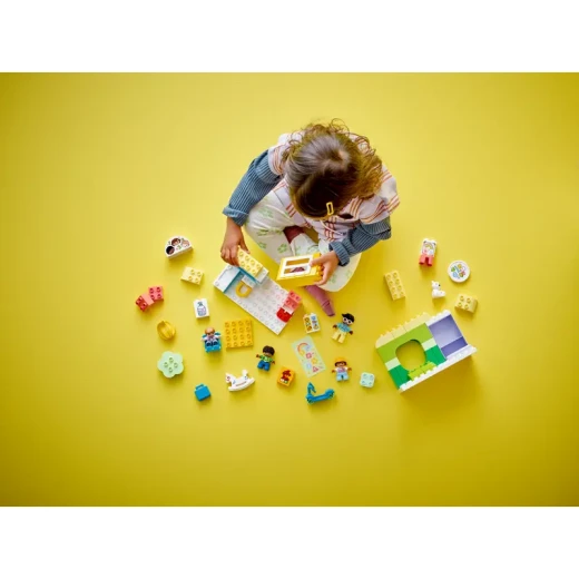 مجموعة ليغو DUPLO مدينة الحياة في مركز الرعاية النهارية 10992، مجموعة ألعاب بناء STEM لمرحلة الطفولة المبكرة للأطفال الصغار، للبنين والبنات التي تحفز الإبداع والتعلم العملي - ليجو - Image 8