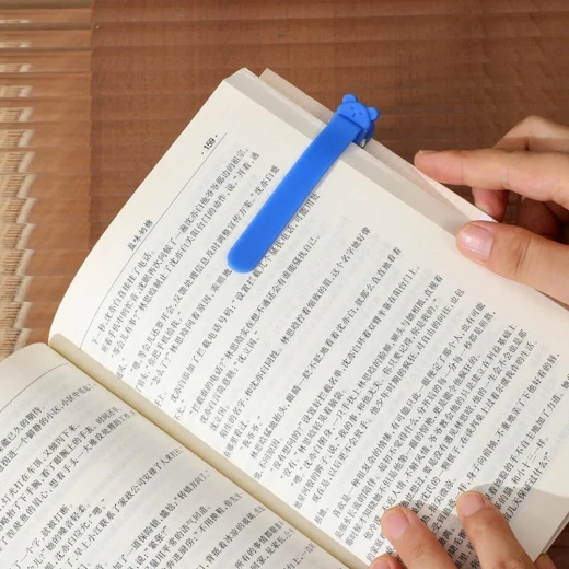 علامة صفحات من السيليكون للكتب مرنة وقابلة لإعادة الاستخدام  تصميم ناعم ومريح باللون الأزرق مثالية للقراءة والمذكرات - Image 4
