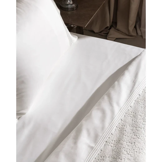طقم غطاء لحاف مارين بحجم كينغ, 100% قطن ساتان مطرّز, لون أبيض, طقم مفروشات فاخر يشمل 4 أكياس وسادة وملاءة , ناعم وبتنفس, صناعة تركية من مدام كوكو - مدام كوكو - Image 6