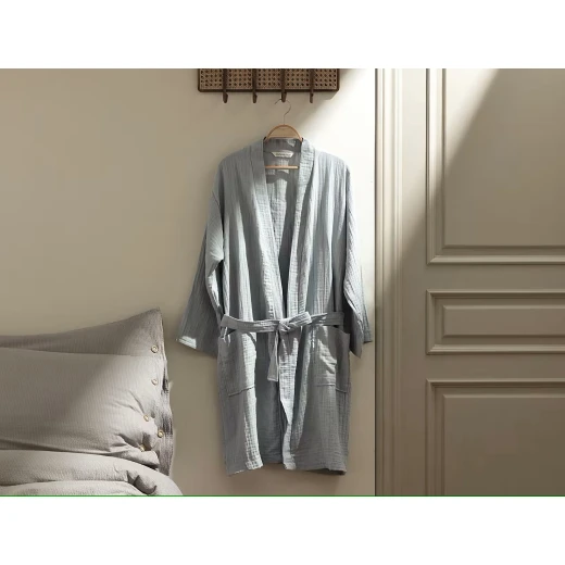 روب حمام نسائي زوي, قماش موسلين رمادي, 100% قطن, مقاس S/M ,خفيف، ناعم ومناسب لجميع الفصول من مدام كوكو روب حمام نسائي زوي, قماش موسلين رمادي, 100% قطن, مقاس S/M ,خفيف، ناعم ومناسب لجميع الفصول من مدام كوكو