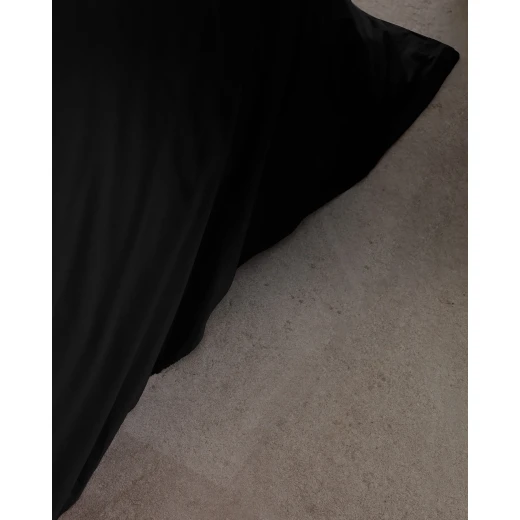 غطاء لحاف ملكي مانون 100% قطن رانفورس سادة – أسود، ناعم ومتناسق، مقاس 240×220 سم من مجموعة تايمليس من مدام كوكو - مدام كوكو - Image 2