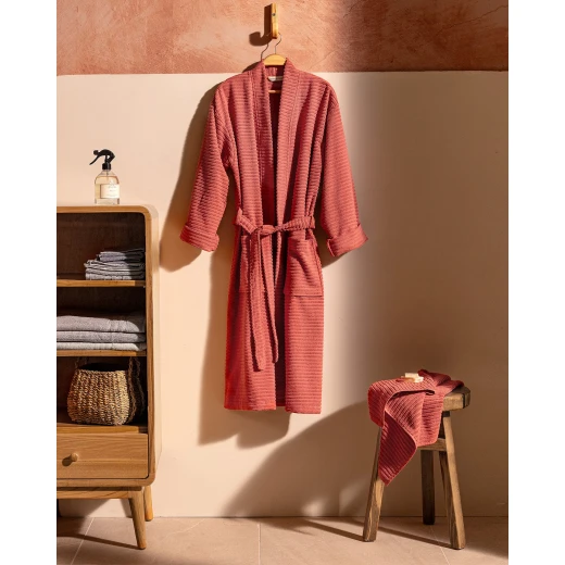 طقم روب حمام كارلا كيمونو للجنسين لون طوبي (بريك)، قطن 100٪، مقاس L-XL، يشمل منشفة 50×90 سم، ناعم ويمتص الرطوبة، سريع الجفاف، وزن 360/400 جم/م² من مدام كوكو طقم روب حمام كارلا كيمونو للجنسين لون طوبي (بريك)، قطن 100٪، مقاس L-XL، يشمل منشفة 50×90 سم، ناعم ويمتص الرطوبة، سريع الجفاف، وزن 360/400 جم/م² من مدام كوكو
