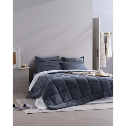 طقم مفارش بوبيني فائق النعومة بقياس 155×215 + 100×200 + 50×70 سم – طقم سرير مفرد مكوّن من لحاف، شرشف، وكيس وسادة – ملمس ناعم وتصميم أنيق يوفر راحة مثالية – من مدام كوكو طقم مفارش بوبيني فائق النعومة بقياس 155×215 + 100×200 + 50×70 سم – طقم سرير مفرد مكوّن من لحاف، شرشف، وكيس وسادة – ملمس ناعم وتصميم أنيق يوفر راحة مثالية – من مدام كوكو
