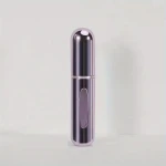 بخاخ عطر قابل لإعادة الملء – 5 مل، تصميم مدمج وسهل الحمل، مناسب للسفر، تعبئة سريعة وآمنة، يحافظ على رائحة العطر المفضلة اللون البنفسجي