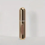 بخاخ عطر قابل لإعادة الملء – 5 مل، تصميم مدمج وسهل الحمل، مناسب للسفر، تعبئة سريعة وآمنة، يحافظ على رائحة العطر المفضلة اللون الذهبي