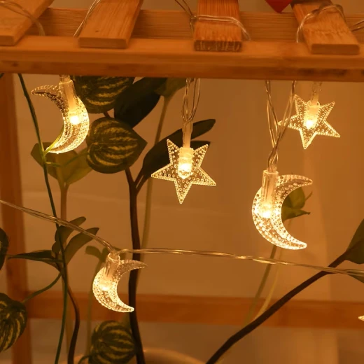 أضواء سلسلة LED على شكل أقمار ونجوم - تعمل بالبطارية، 40 مصباح LED،600 سم، وظيفة تشغيل/إيقاف، مثالية لغرف النوم، وغرف الأطفال، وحفلات الزفاف، والديكور الداخلي - ك ستور - Image 3