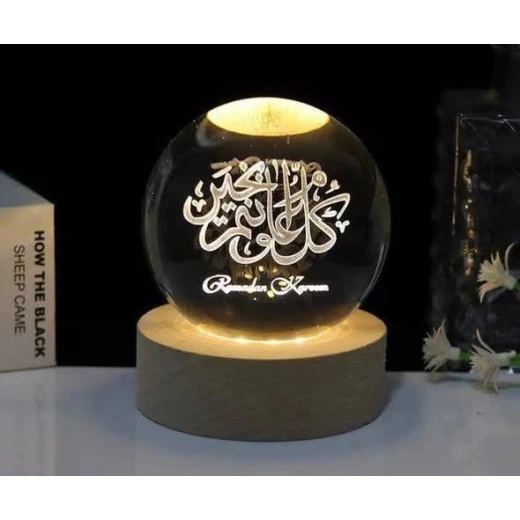كرة بلورية رمضانية دينية مضيئة مع قاعدة خشبية، ديكور منزلي كرة بلورية رمضانية دينية مضيئة مع قاعدة خشبية، ديكور منزلي