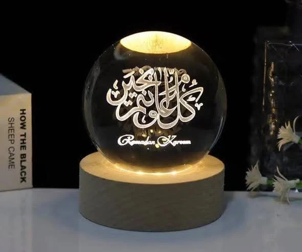 كرة بلورية رمضانية دينية مضيئة مع قاعدة خشبية، ديكور منزلي - متجر وتين