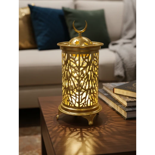 فانوس رمضان ذهبي مودرن بارتفاع 22 سم بنقوش شجرية مفرغة وإضاءة LED داخلية دافئة - قطعة ديكور رمضانية أنيقة للمنزل والمكتب بتصميم عصري وقاعدة ثابتة - دمية رمضان - Image 2