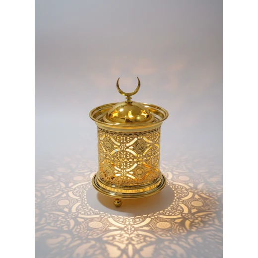 فانوس رمضان ذهبي مودرن بارتفاع 15 سم بنقوش مفرغة وإضاءة LED داخلية دافئة - قطعة ديكور رمضانية أنيقة للمنزل والمكتب بتصميم عصري وقاعدة ثابتة