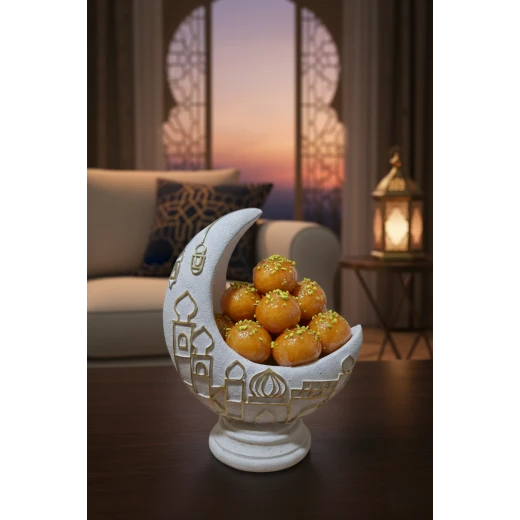 صحن عوامة على شكل هلال، مزين بطابع إسلامي مميز، ارتفاع حوالي 24 سم، مثالي لتقديم التمر والحلويات أو كقطعة ديكور للمنزل خلال رمضان والمناسبات الدينية