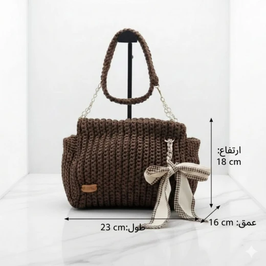 حقيبة كروشيه فاخرة مصنوعة يدويًا، مقاس 18×16×23 سم - لون بني شوكولاتة أنيق مع فيونكة ومقبض سلسلة ذهبية، عصرية وأنيقة للاستخدام اليومي أو المناسبات الخاصة - هدى ميد - Image 3