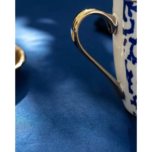 مج قهوة سيراميك أزرق وأبيض من مدام كوكو ميرون، تصميم أنيق بسعة 360 مل، مثالي للاستمتاع اليومي بالقهوة والشاي، إضافة أنيقة لأدوات المطبخ - مدام كوكو - Image 6