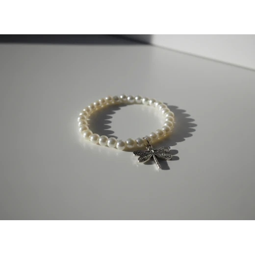 Dragonfly and Pearls Bracelet – Elegant Handmade Jewelry, Adjustable Size, Perfect for Daily Wear and Special Occasions Dragonfly and Pearls Bracelet – Elegant Handmade Jewelry, Adjustable Size, Perfect for Daily Wear and Special Occasions