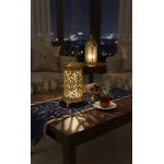 فانوس رمضان ذهبي مودرن بارتفاع 22 سم بنقوش شجرية مفرغة وإضاءة LED داخلية دافئة - قطعة ديكور رمضانية أنيقة للمنزل والمكتب بتصميم عصري وقاعدة ثابتة - دمية رمضان
