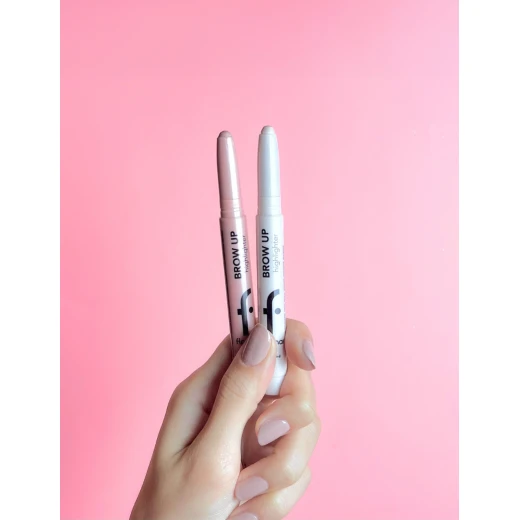 فلورمار قلم هايلايتر للحواجب Brow Up رقم 002 روز غولد – قلم لإبراز ورفع الحواجب بلمسة وردية ذهبية ناعمة، بتركيبة تدوم طويلاً تساعد على تحديد وإضاءة منطقة الحواجب لمظهر طبيعي ومشرق - Image 2