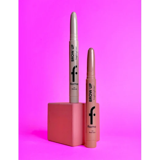 فلورمار قلم هايلايتر للحواجب Brow Up رقم 002 روز غولد – قلم لإبراز ورفع الحواجب بلمسة وردية ذهبية ناعمة، بتركيبة تدوم طويلاً تساعد على تحديد وإضاءة منطقة الحواجب لمظهر طبيعي ومشرق - Image 3