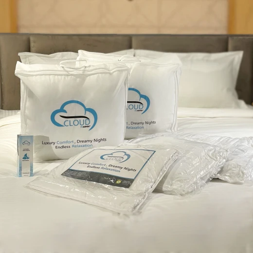 طقم لحاف من ارمني مجموعة Cloud – مقاس 220×260 سم، قماش مايكروفايبر 80 غرام/م² بلون أبيض، حشوة هولوفايبر 250 غرام/م²، تصميم مبطن مطرز يمنع تحرك الحشوة مع أطراف مدعّمة لراحة وثبات أعلى - ارمن - Image 5