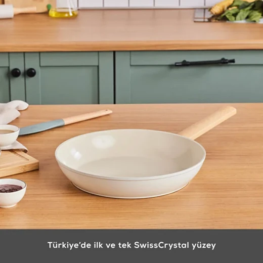 مقلاة كاراجا × رفيقة سويس كريستال 28 سم لون كريمي لوزي، سعة 2.4 لتر، طلاء غير لاصق خالٍ من PFAS، مناسبة للاندكشن مقلاة كاراجا × رفيقة سويس كريستال 28 سم لون كريمي لوزي، سعة 2.4 لتر، طلاء غير لاصق خالٍ من PFAS، مناسبة للاندكشن
