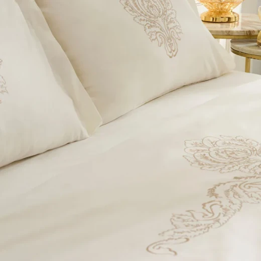 طقم جهاز عرائس كاراجا هوم سيفرا ثمانية قطع برايفت جولد، طقم مفروشات فاخر بتصميم أنيق لغرفة النوم. - كراجا - Image 3
