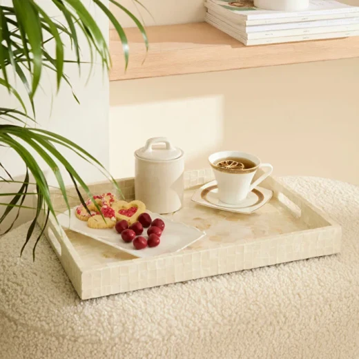 صينية ديكور كاراجا هوم كاري مقاس 45 × 35 × 4 سم – مصنوعة من الكابيز وألواح MDF بتصميم فاخر لتقديم الضيافة وتنسيق ديكور المنزل صينية ديكور كاراجا هوم كاري مقاس 45 × 35 × 4 سم – مصنوعة من الكابيز وألواح MDF بتصميم فاخر لتقديم الضيافة وتنسيق ديكور المنزل