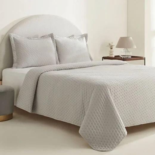 مفرش سرير كاراجا هوم بريز سوفت مفرد رمادي 160×240 سم مع 2 غطاء وسادة مزين بحواف من بوليستر 100% مفرش سرير كاراجا هوم بريز سوفت مفرد رمادي 160×240 سم مع 2 غطاء وسادة مزين بحواف من بوليستر 100%