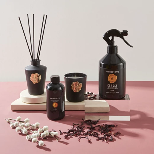 شمعة كاراجا هوم كلاسي المعطرة مع حامل زجاجي – رائحة العنبر 170 غرام - كراجا - Image 3