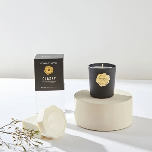شمعة كاراجا هوم كلاسي المعطرة مع حامل زجاجي – وايت صابون (White Soap) 170 غرام شمعة كاراجا هوم كلاسي المعطرة مع حامل زجاجي – وايت صابون (White Soap) 170 غرام