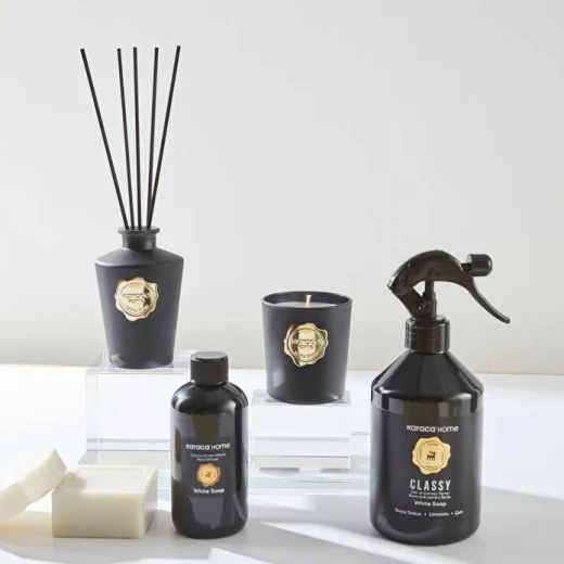 شمعة كاراجا هوم كلاسي المعطرة مع حامل زجاجي – وايت صابون (White Soap) 170 غرام - كراجا - Image 3